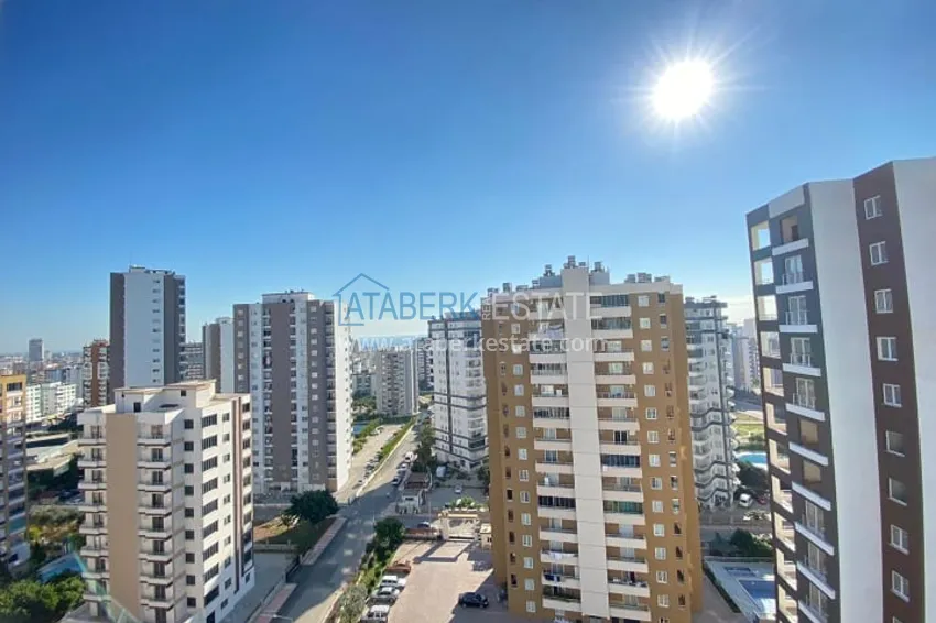 Квартира 3+1 с застекленными балконами, частично вид на море, в центральном районе Мерсина-Мезитли 4 