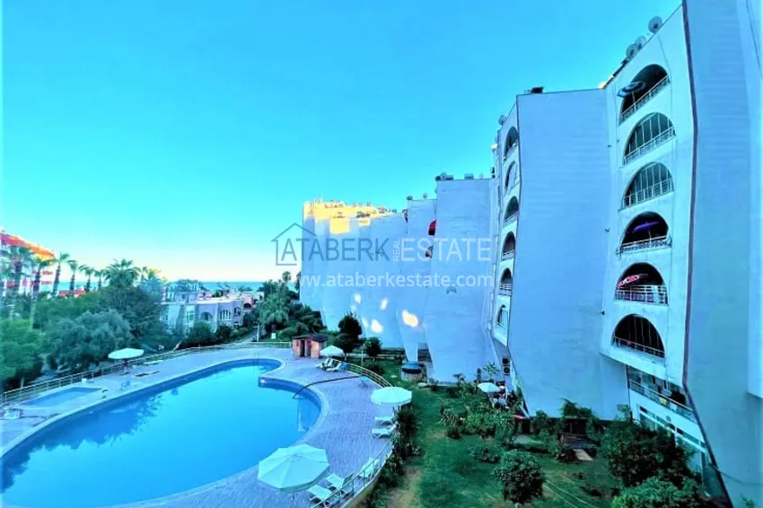 Просторная четырехкомнатная квартира на первой береговой линии район Мезитли-Мерсин 4 