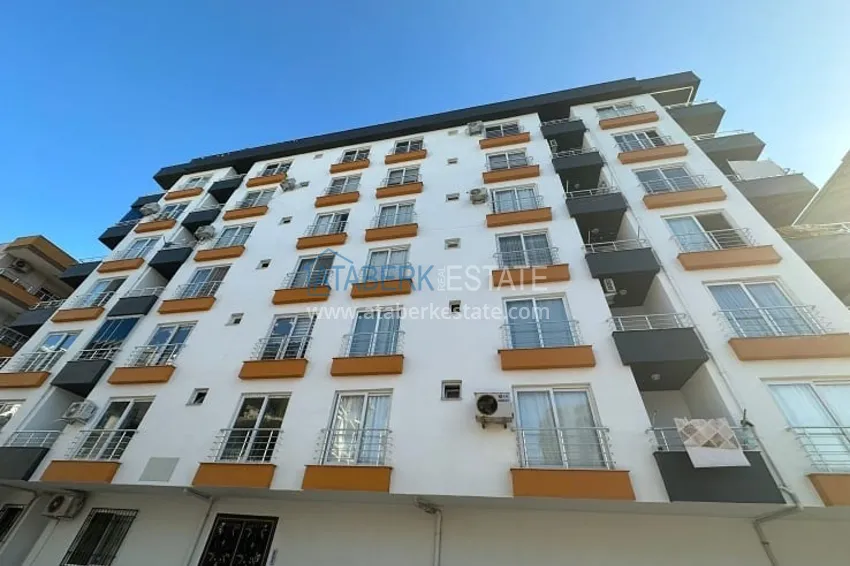 Трехкомнатная квартира с застекленным балконом, в районе Эрдемли-Алата 1 