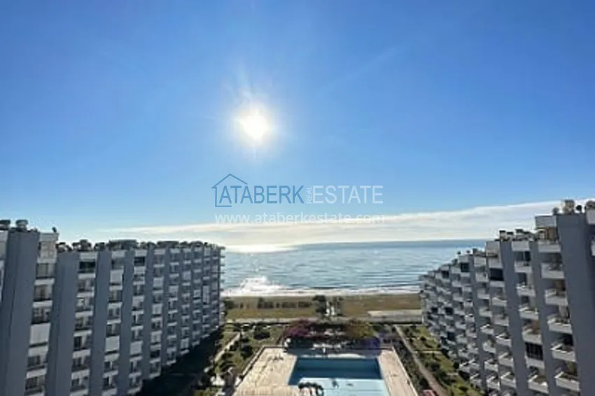 Апартаменты 2+1 с прекрасным видом на море, на первой береговой линии в районе Томюк-Мерсин 1 