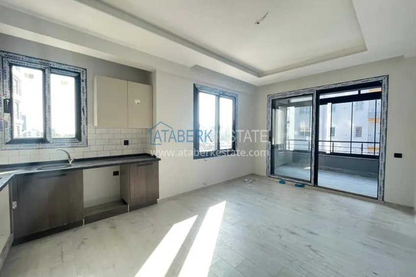 Квартира 2+1 с чистовой отделкой, застекленным балконом, в новом ЖК в районе Тедже в Мерсине 1