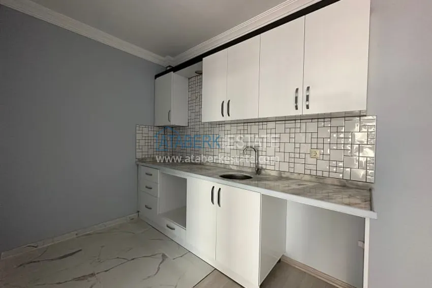 Приобрести Трехкомнатная квартира с застекленным балконом, в районе Эрдемли-Алата 12 