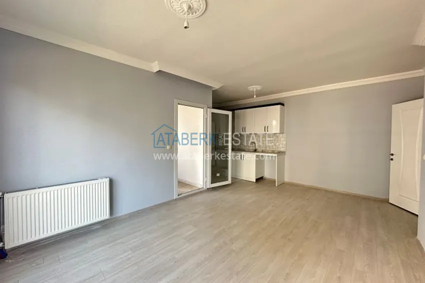 Приобрести Трехкомнатная квартира с застекленным балконом, в районе Эрдемли-Алата 2 