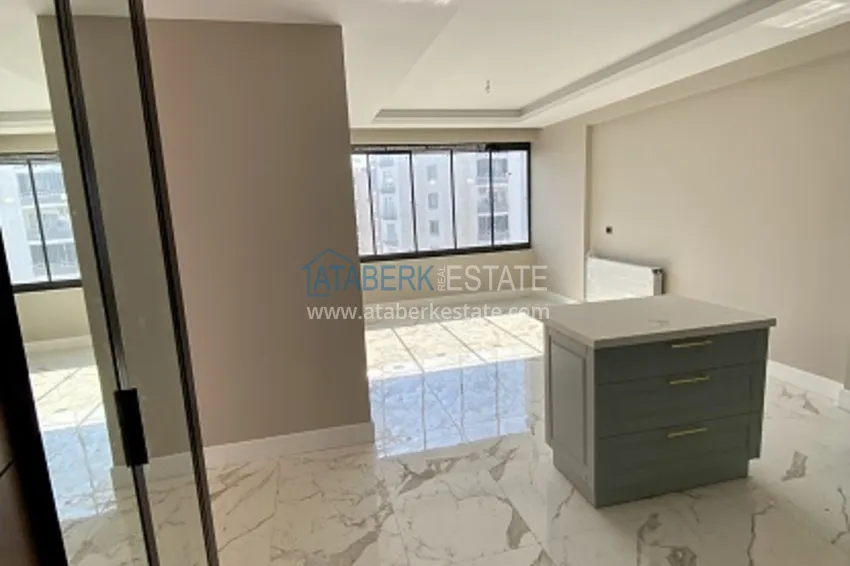 Приобрести Трехкомнатные апартаменты в новом жилом комплексе в районе Мезитли-Мерсин 2 