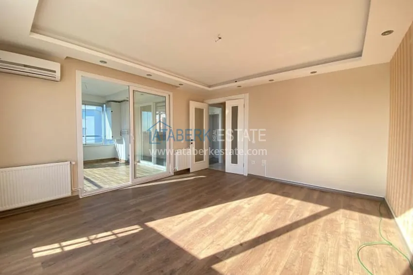 Квартира 3+1 с застекленными балконами, частично вид на море, в центральном районе Мерсина-Мезитли 1 