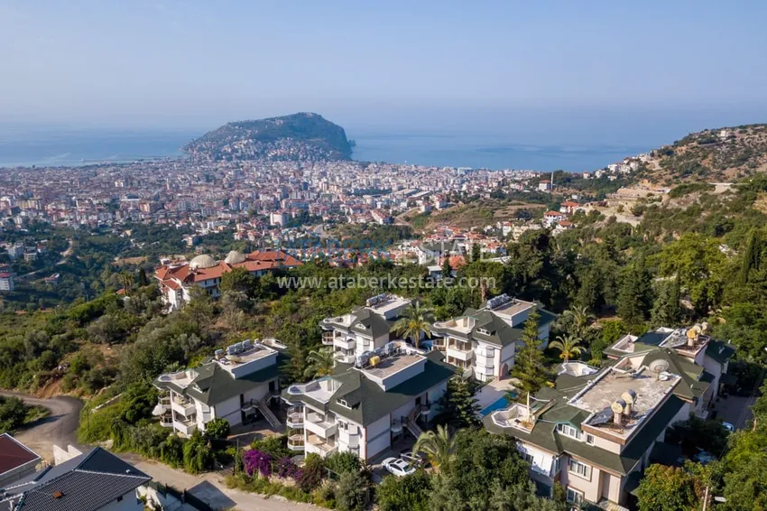 Видовой садовый дуплекс 3+1 с мебелью в Алании, район Тепе в клубном комплексе таунхаусов 1 