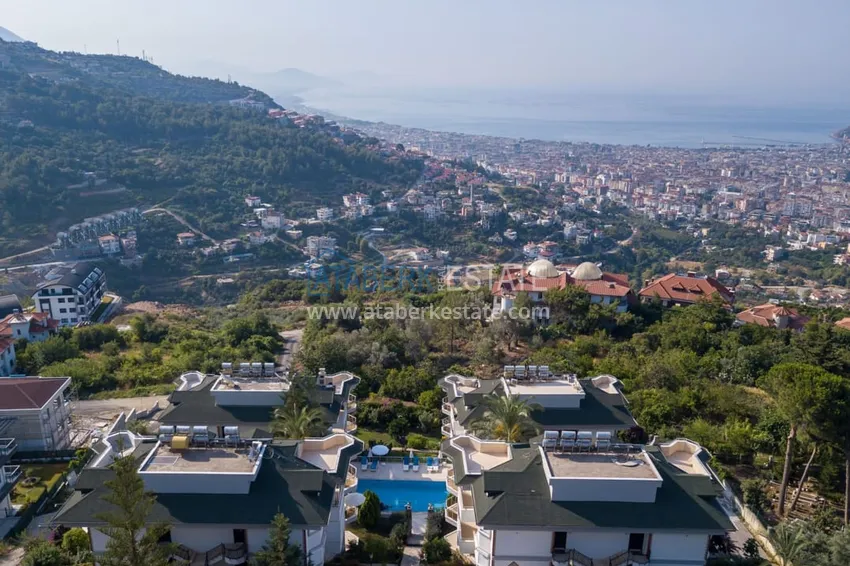 Видовой садовый дуплекс 3+1 с мебелью в Алании, район Тепе в клубном комплексе таунхаусов 3 