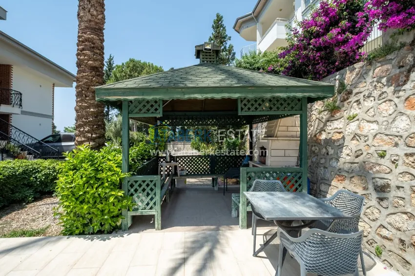 Видовой садовый дуплекс 3+1 с мебелью в Алании, район Тепе в клубном комплексе таунхаусов 22 