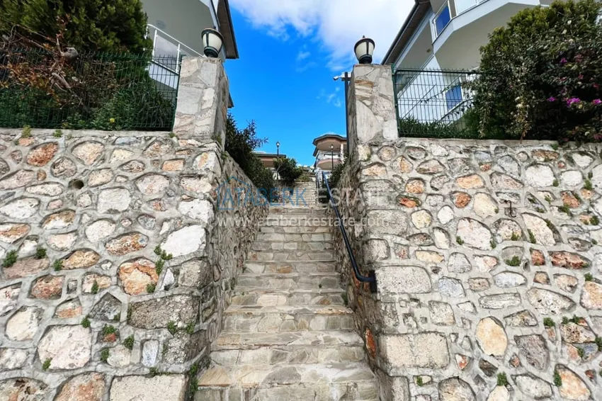 Видовой садовый дуплекс 3+1 с мебелью в Алании, район Тепе в клубном комплексе таунхаусов 23 