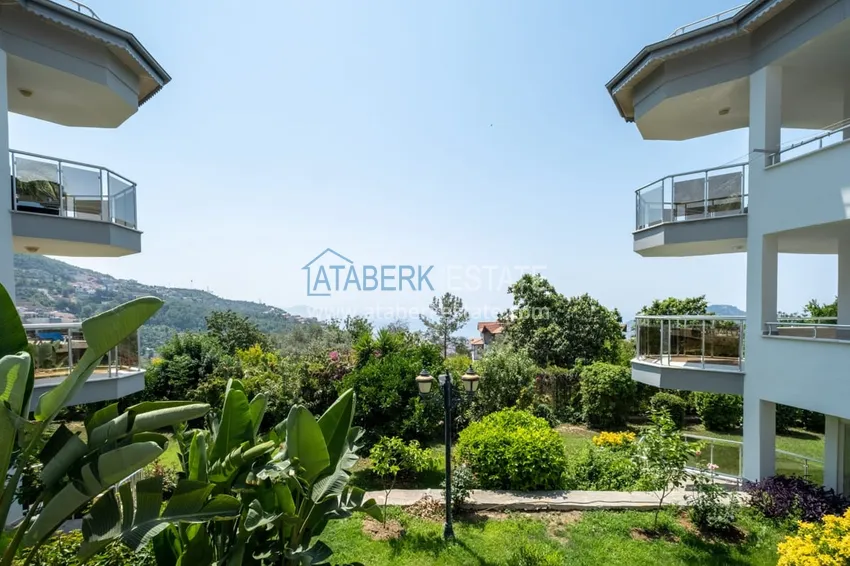 Видовой садовый дуплекс 3+1 с мебелью в Алании, район Тепе в клубном комплексе таунхаусов 24 