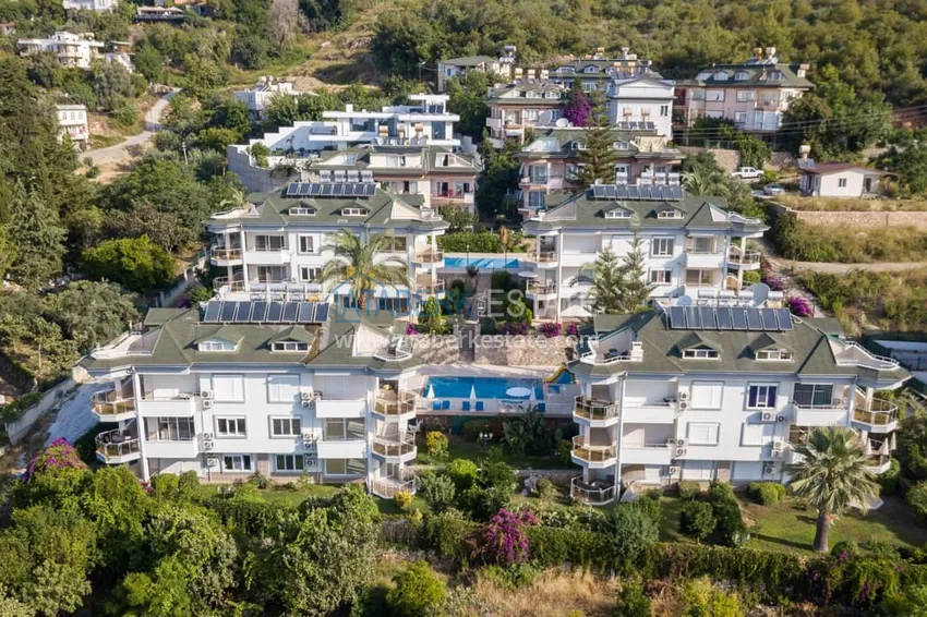 Видовой садовый дуплекс 3+1 с мебелью в Алании, район Тепе в клубном комплексе таунхаусов 2 