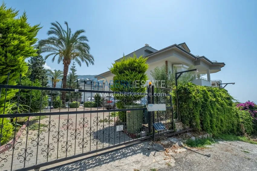 Видовой садовый дуплекс 3+1 с мебелью в Алании, район Тепе в клубном комплексе таунхаусов 10 