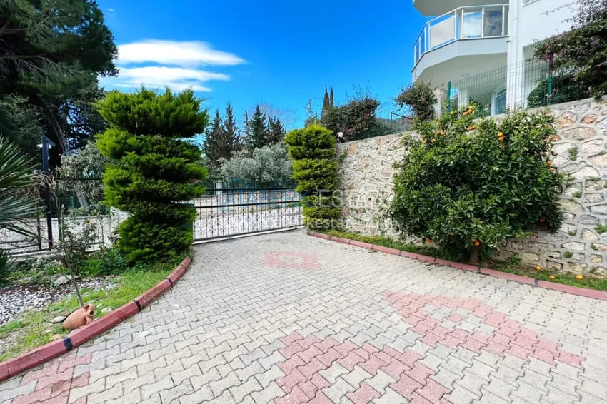 Видовой садовый дуплекс 3+1 с мебелью в Алании, район Тепе в клубном комплексе таунхаусов 11 