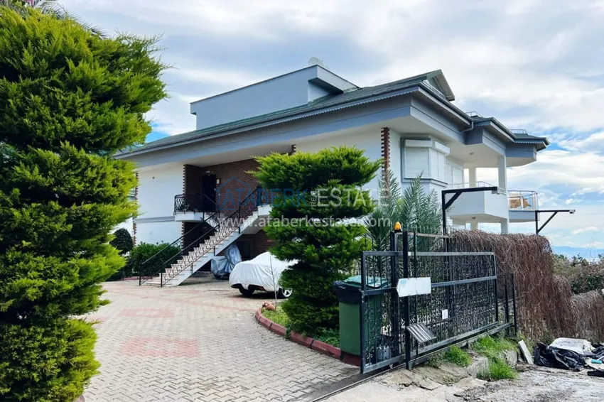 Видовой садовый дуплекс 3+1 с мебелью в Алании, район Тепе в клубном комплексе таунхаусов 12 