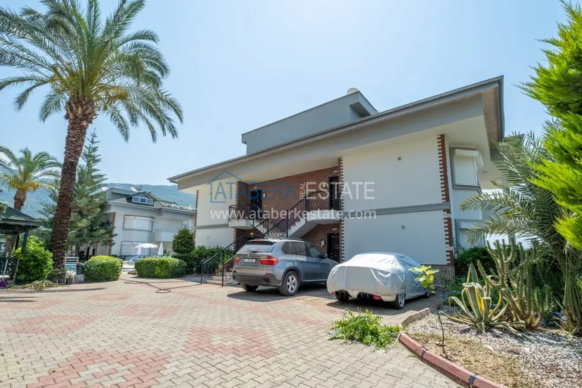 Видовой садовый дуплекс 3+1 с мебелью в Алании, район Тепе в клубном комплексе таунхаусов 13 