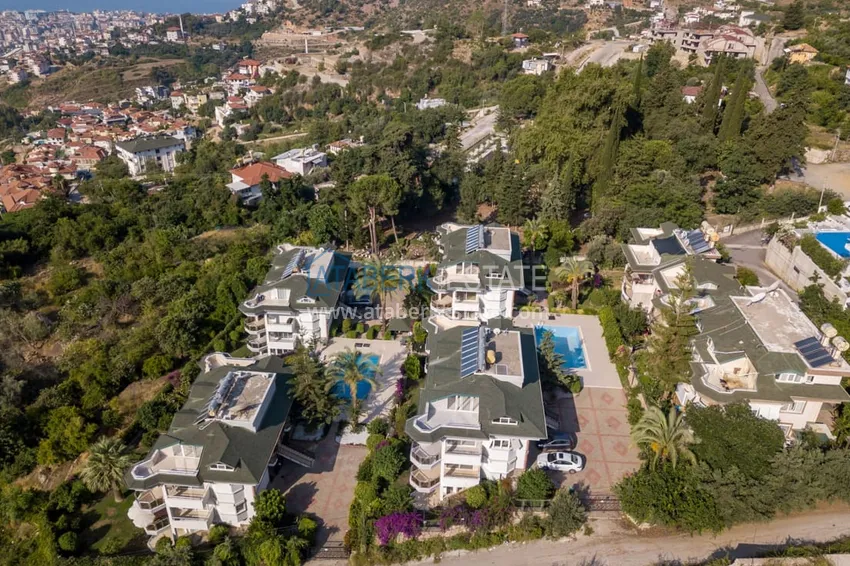 Видовой садовый дуплекс 3+1 с мебелью в Алании, район Тепе в клубном комплексе таунхаусов 4 