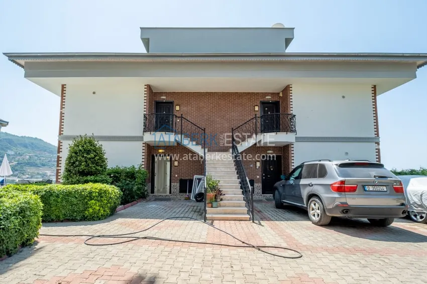 Видовой садовый дуплекс 3+1 с мебелью в Алании, район Тепе в клубном комплексе таунхаусов 14 