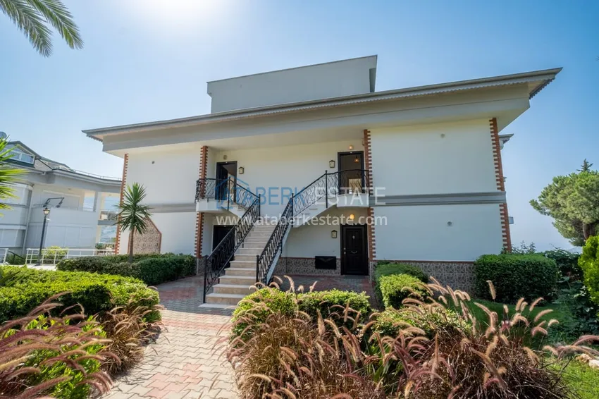 Видовой садовый дуплекс 3+1 с мебелью в Алании, район Тепе в клубном комплексе таунхаусов 15 