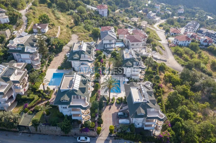 Видовой садовый дуплекс 3+1 с мебелью в Алании, район Тепе в клубном комплексе таунхаусов 5 