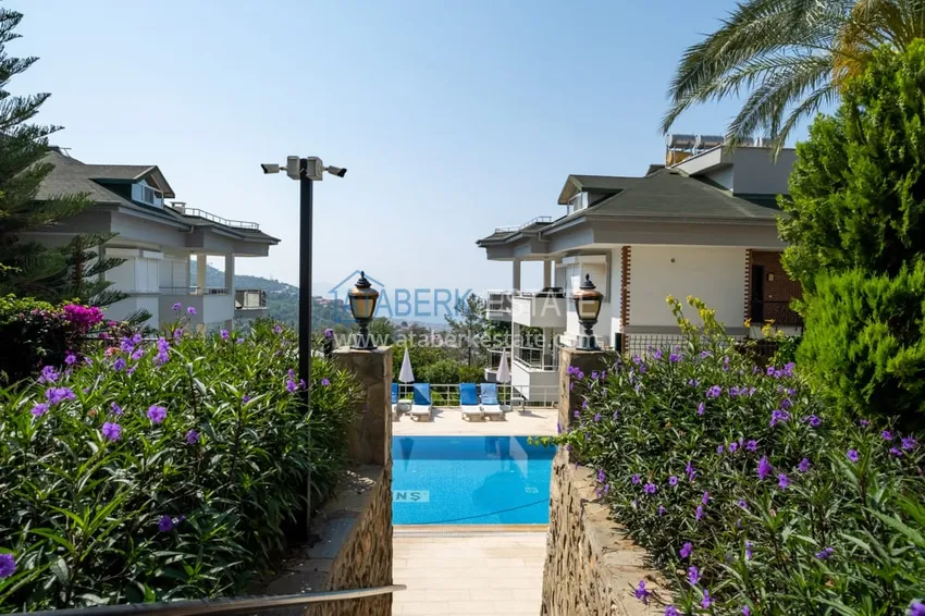 Видовой садовый дуплекс 3+1 с мебелью в Алании, район Тепе в клубном комплексе таунхаусов 16 