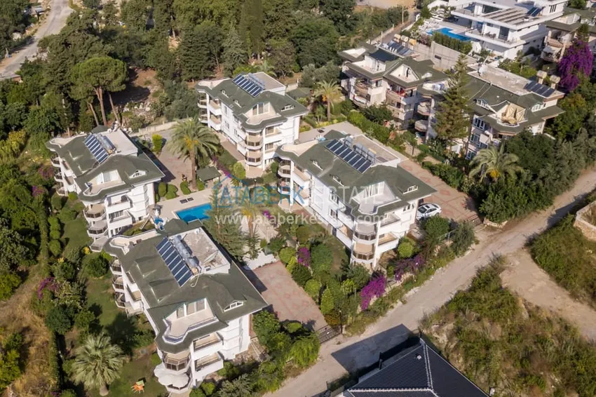 Видовой садовый дуплекс 3+1 с мебелью в Алании, район Тепе в клубном комплексе таунхаусов 6 