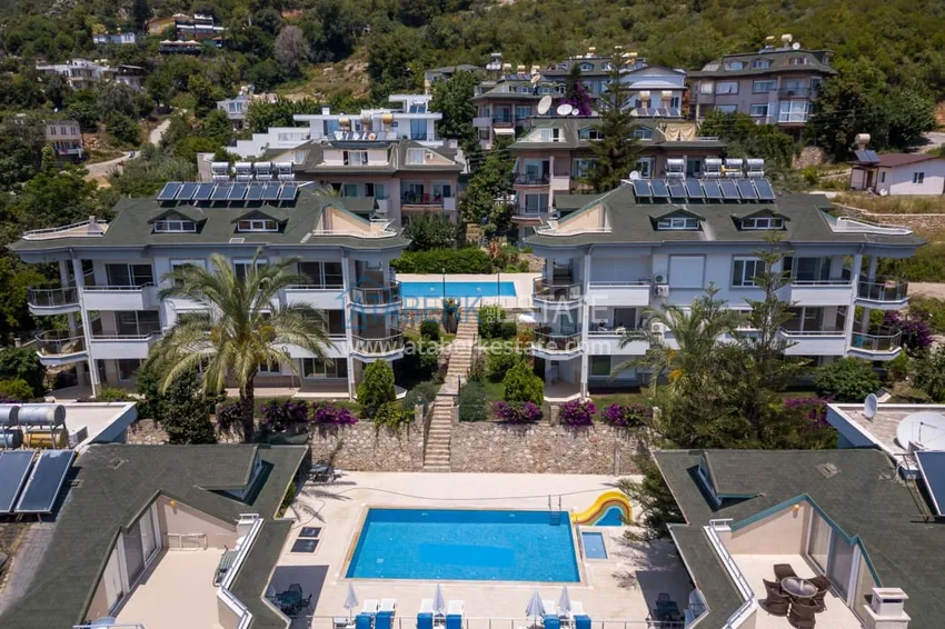 Видовой садовый дуплекс 3+1 с мебелью в Алании, район Тепе в клубном комплексе таунхаусов 7 