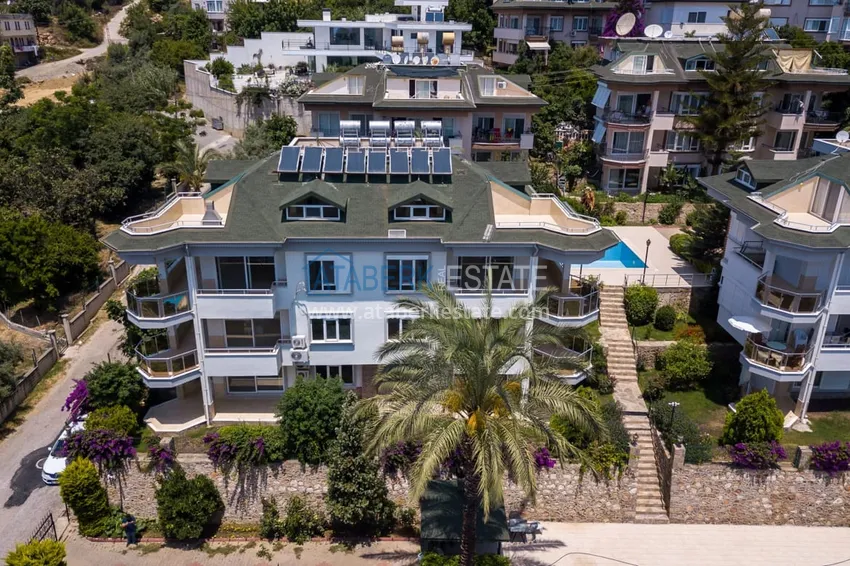 Видовой садовый дуплекс 3+1 с мебелью в Алании, район Тепе в клубном комплексе таунхаусов 8 