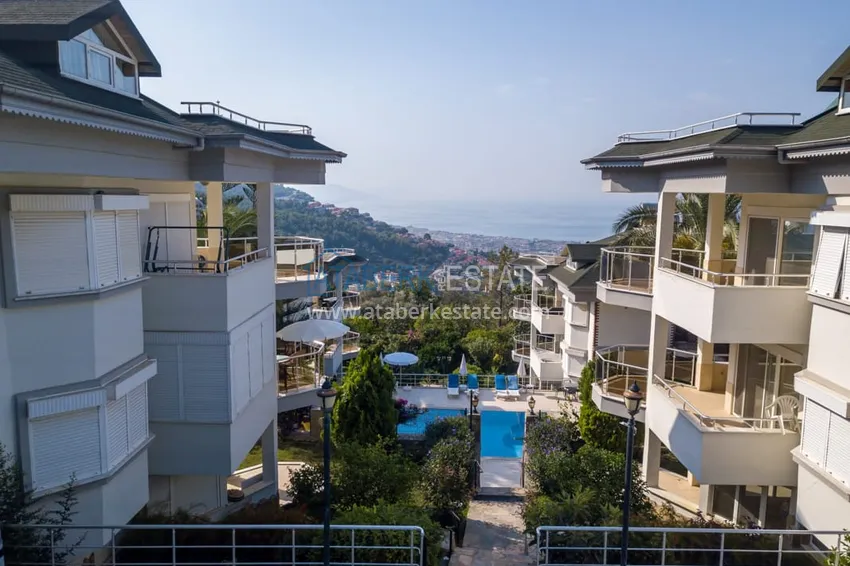 Видовой садовый дуплекс 3+1 с мебелью в Алании, район Тепе в клубном комплексе таунхаусов 9 