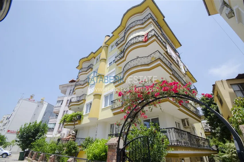 Квартира 3+1 с мебелью в жилом комплексе с минимальной инфраструктурой, центр Алании 1 