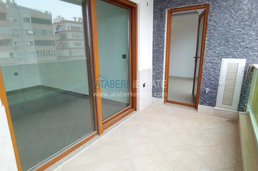 Приобрести Невероятно просторные линейные апартаменты 4+2 в центре Алании в 500 метрах от моря 26 