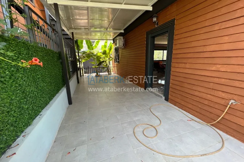 Двухэтажная вилла с террасой и частной территорией в районе Чешмели-Мерсин 2 