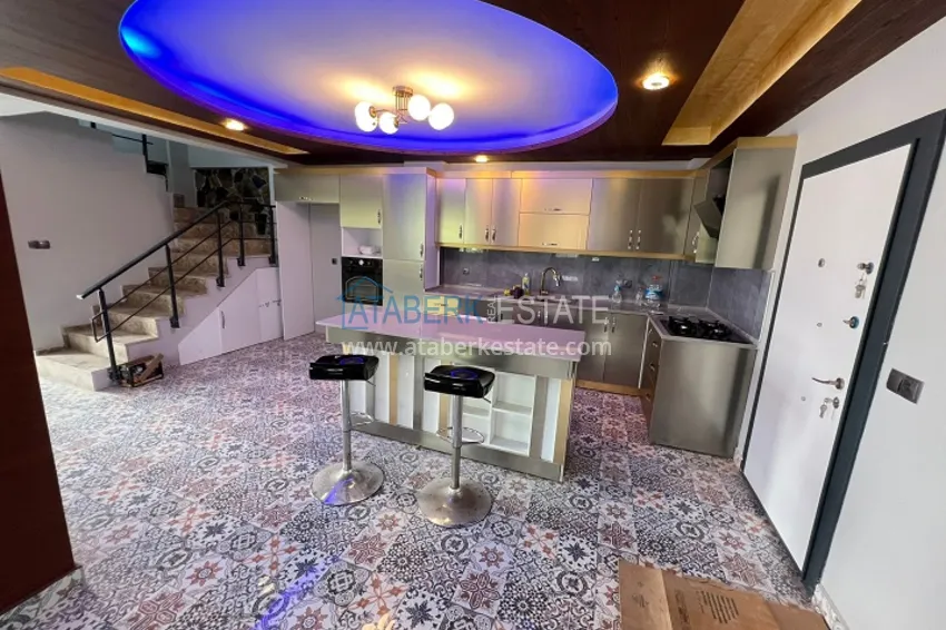 Двухэтажная вилла с террасой и частной территорией в районе Чешмели-Мерсин 1 