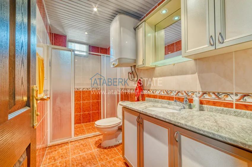 Приобрести Трехкомнатная меблированная квартира в центре Алании в комплексе городского типа 12 