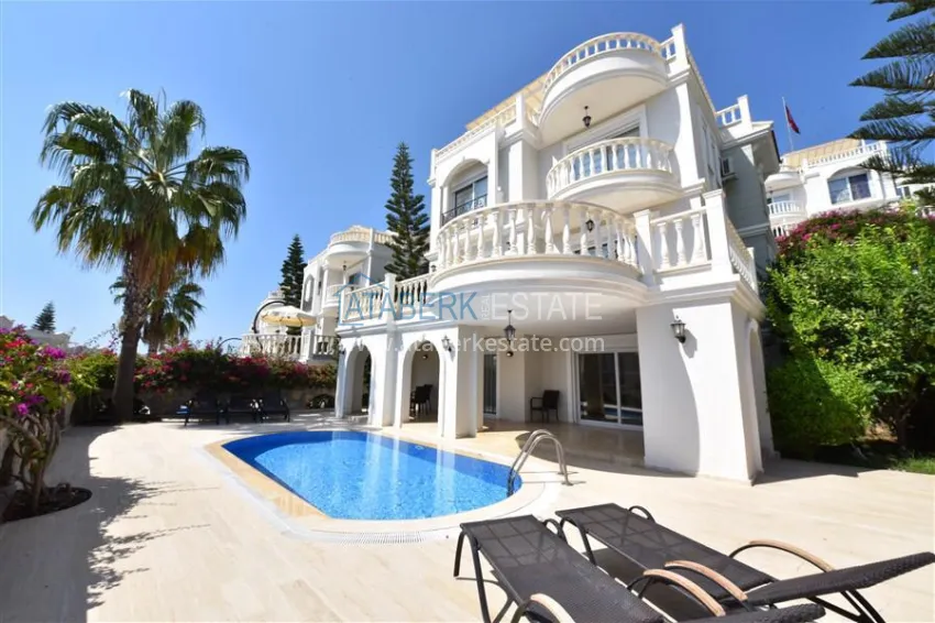 Трехэтажная вилла в районе Конаклы с мебелью, частным бассейном и видовыми характеристиками 1 