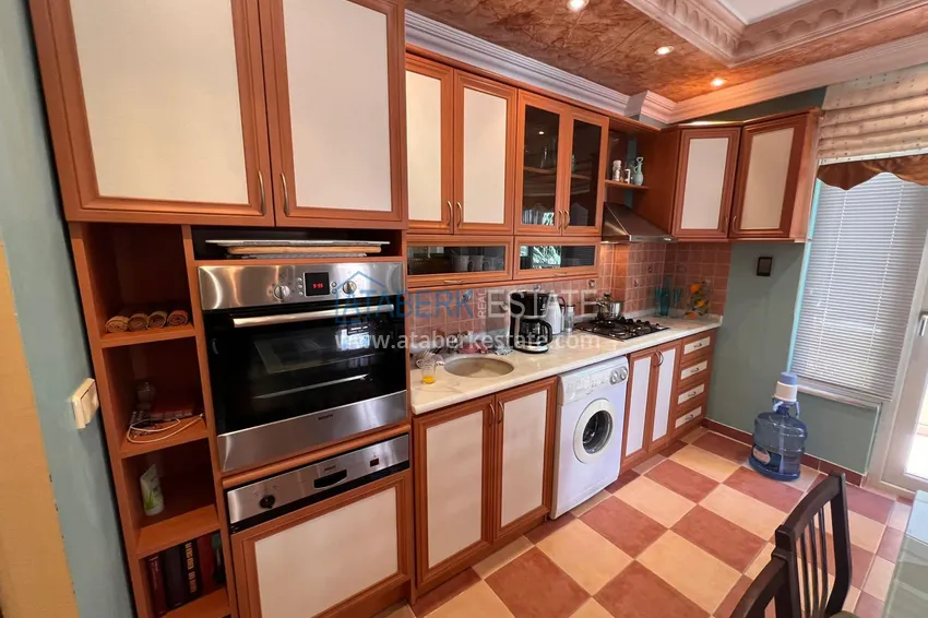 Приобрести Трехкомнатная квартира с мебелью в центре Алании в комплексе городского типа. Подходит для ВНЖ 3 