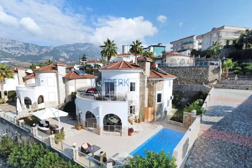 Двухэтажная вилла с потрясающим видом на море в районе Каргыджак, Алания. Подходит для гражданства 1 