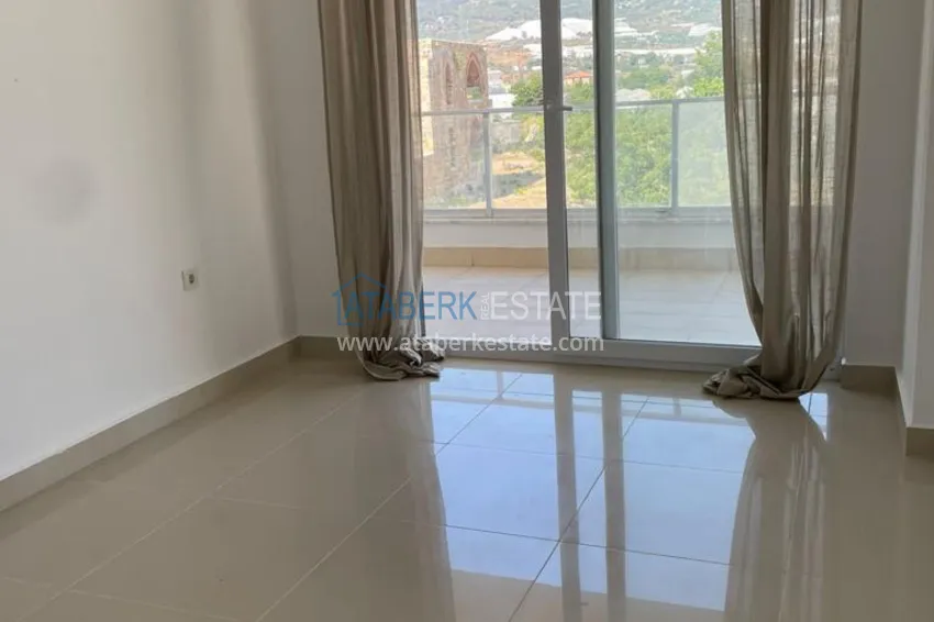 Приобрести Квартира 2+1 с видом на горы и крепость в комплексе комфорт-класса с собственным пляжем, район Демирташ – Алания 2 