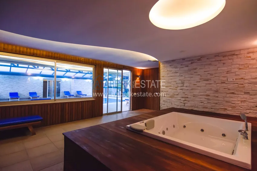 Квартира 2+1 меблированная с отдельной кухней, застеклённым балконом и видом на море, район Кестель – Алания 14 