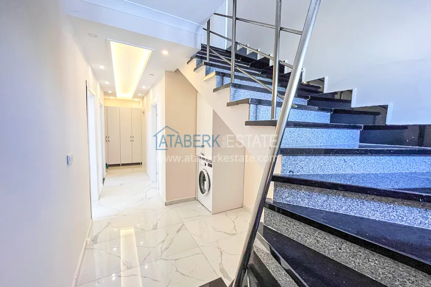 Приобрести Пентхаус-дуплекс 4+1 с мебелью и боковым видом на море в районе Авсаллар 13 