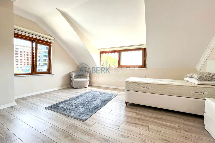 Приобрести Пентхаус-дуплекс 4+1 с мебелью и боковым видом на море в районе Авсаллар 23 