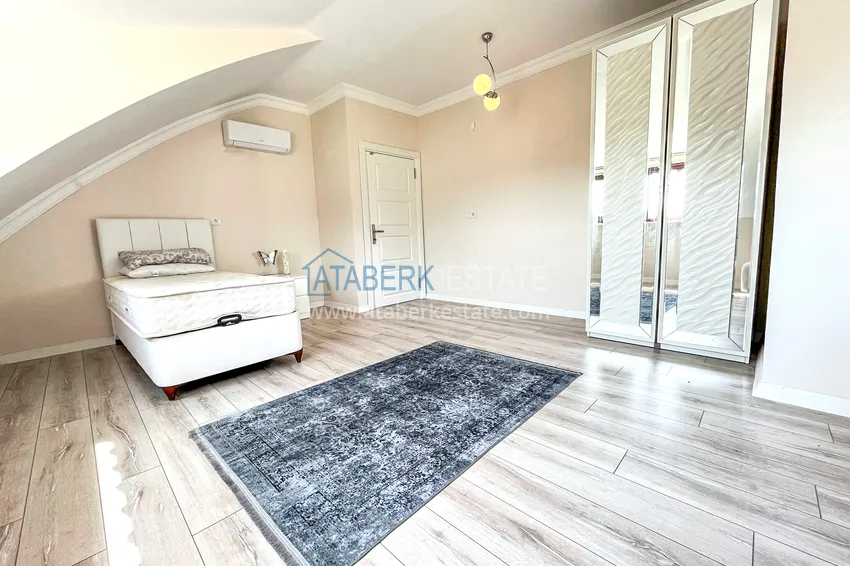 Приобрести Пентхаус-дуплекс 4+1 с мебелью и боковым видом на море в районе Авсаллар 24 