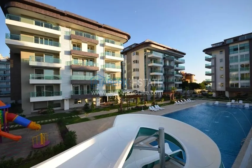 Квартира 2+1 меблированная с отдельной кухней, застеклённым балконом и видом на море, район Кестель – Алания 2 