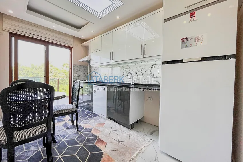 Приобрести Пентхаус-дуплекс 4+1 с мебелью и боковым видом на море в районе Авсаллар 3 