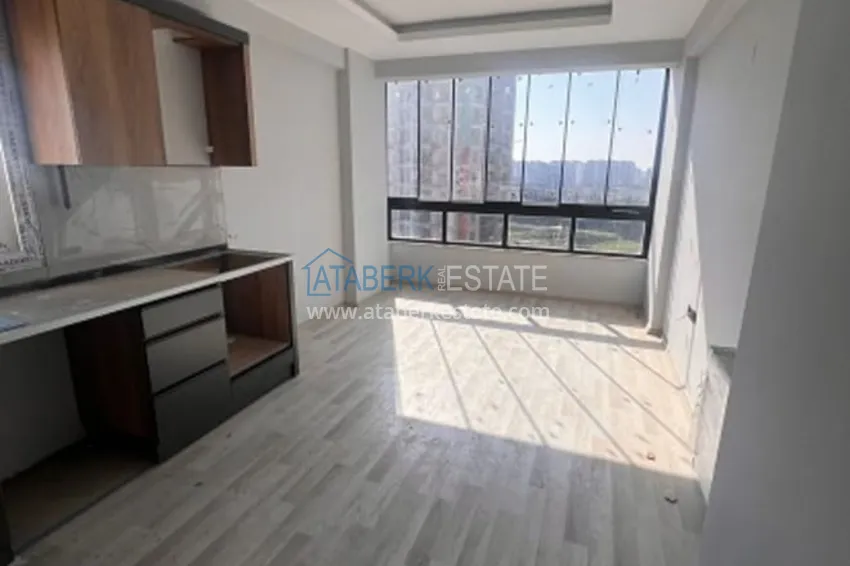 Приобрести Трехкомнатная квартира с чистовой отделкой в 100 метрах от моря район Тедже – Мерсин 9 