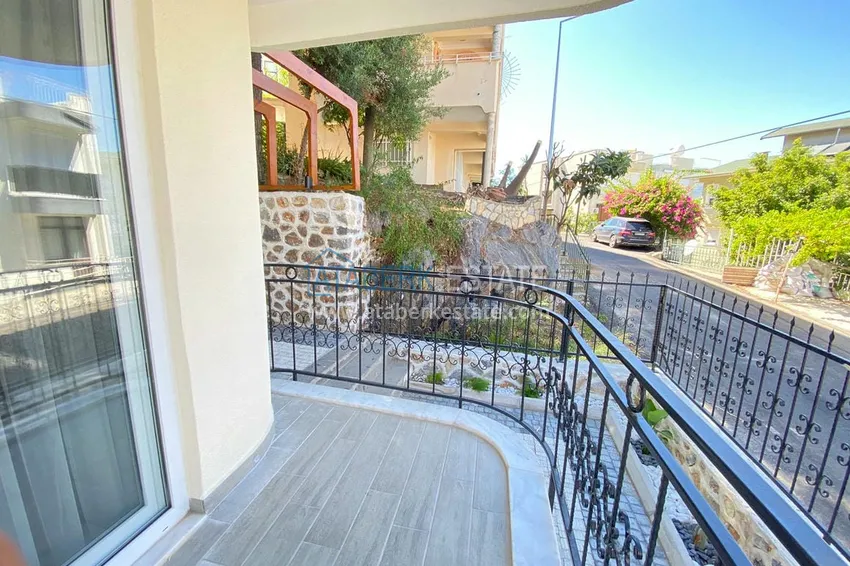 Приобрести Двухкомнатная квартира после ремонта с мебелью и панорамным видом на море в исторической части Алании – Кале 13 