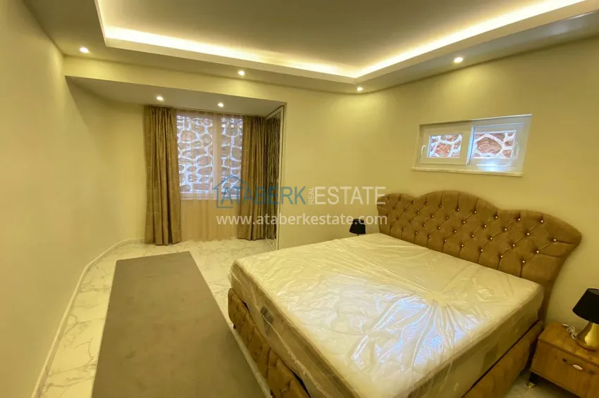 Приобрести Двухкомнатная квартира после ремонта с мебелью и панорамным видом на море в исторической части Алании – Кале 9 