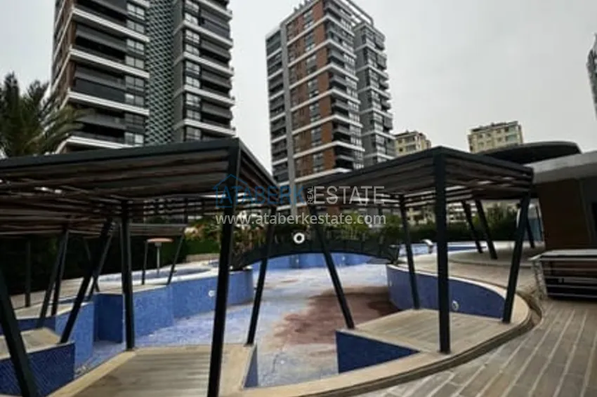 Квартира 4+1 с роскошным ремонтом в комплексе отельного типа в районе Мезитли-Мерсин 2 