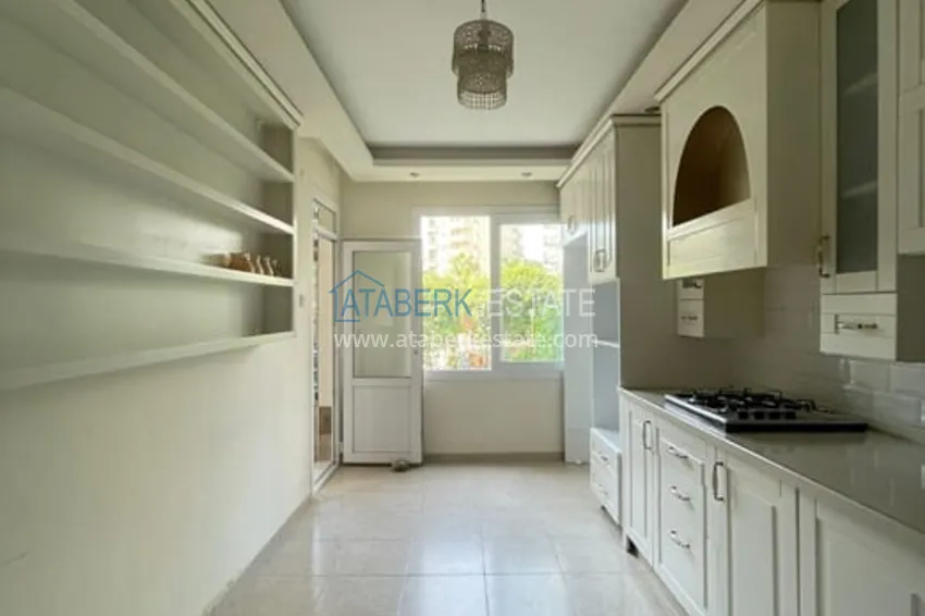 Приобрести Квартира 3+1 с отдельной кухней в 100 метрах от моря район Мезитли-Мерсин 20 