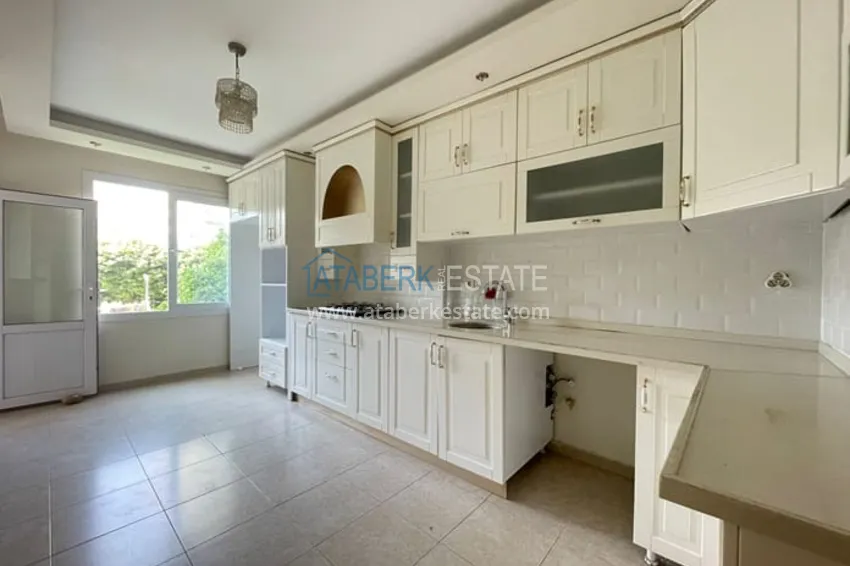 Приобрести Квартира 3+1 с отдельной кухней в 100 метрах от моря район Мезитли-Мерсин 22 