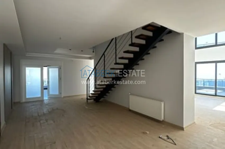 Приобрести Просторный пентхаус-дуплекс с открытым видом на море район Соли-Мерсин 1 